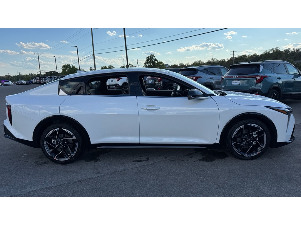 2025 Kia K4 GT-Line photo 2