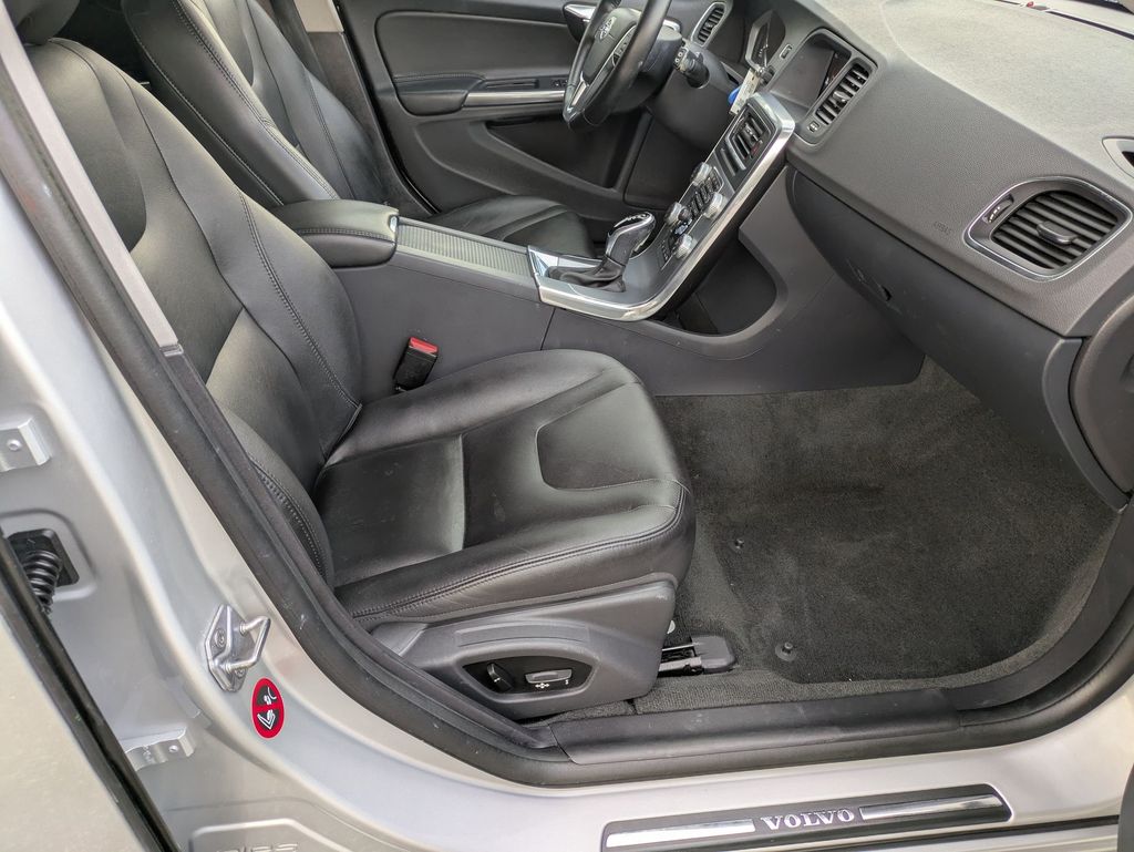 2018 Volvo V60 Cross Country T5 photo 27