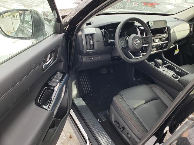 2025 Nissan Pathfinder SL photo 7