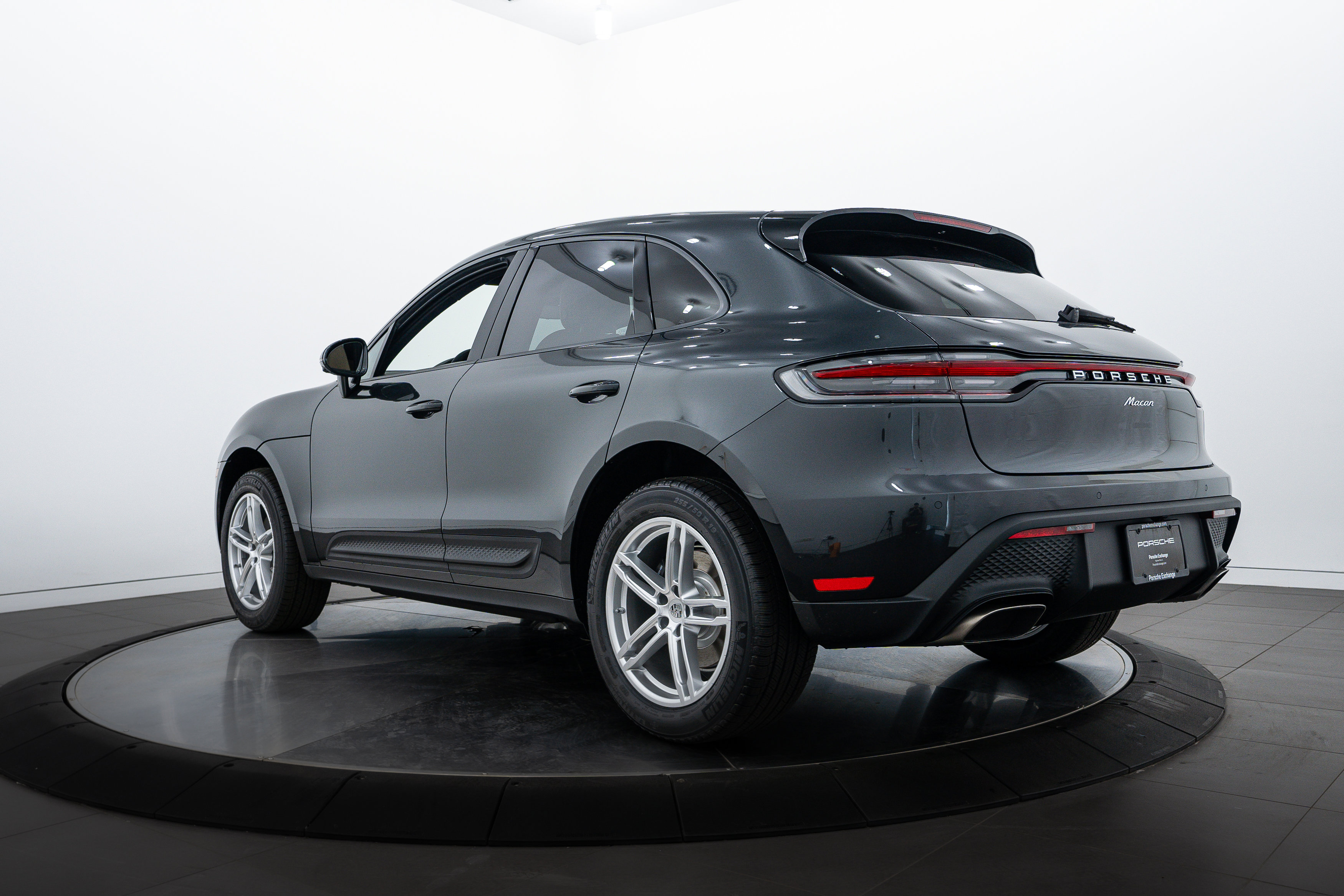 2025 Porsche Macan Base photo 3