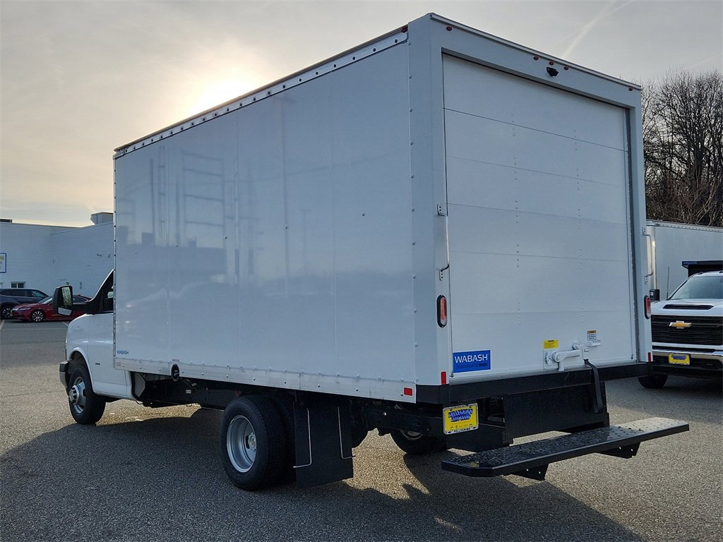 2023 Chevrolet Express Cutaway 3500 photo 4