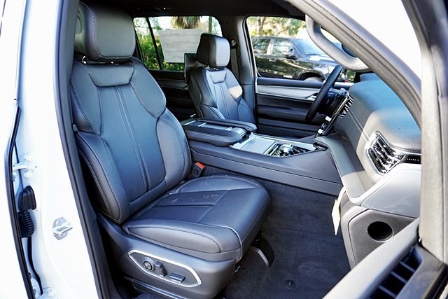 New 2025 Bright White Clear-Coat Exterior Paint Jeep Series II image 16