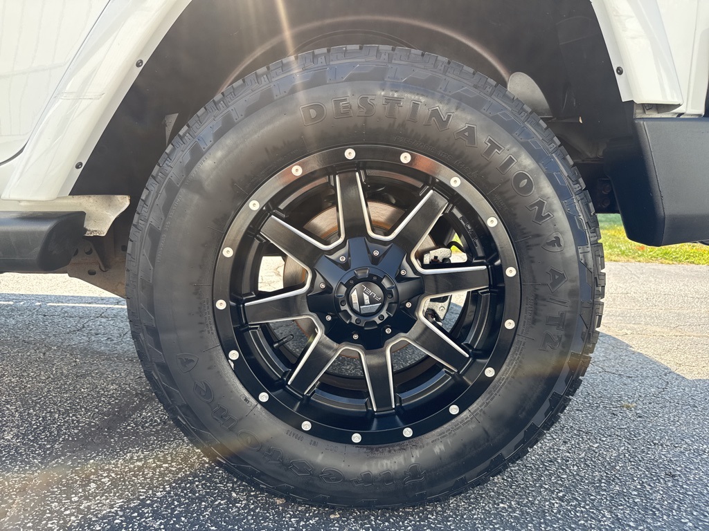 2015 Jeep Wrangler Unlimited Sahara photo 11