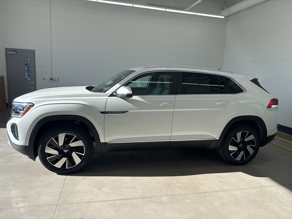 2025 Volkswagen Atlas Cross Sport SEL photo 2