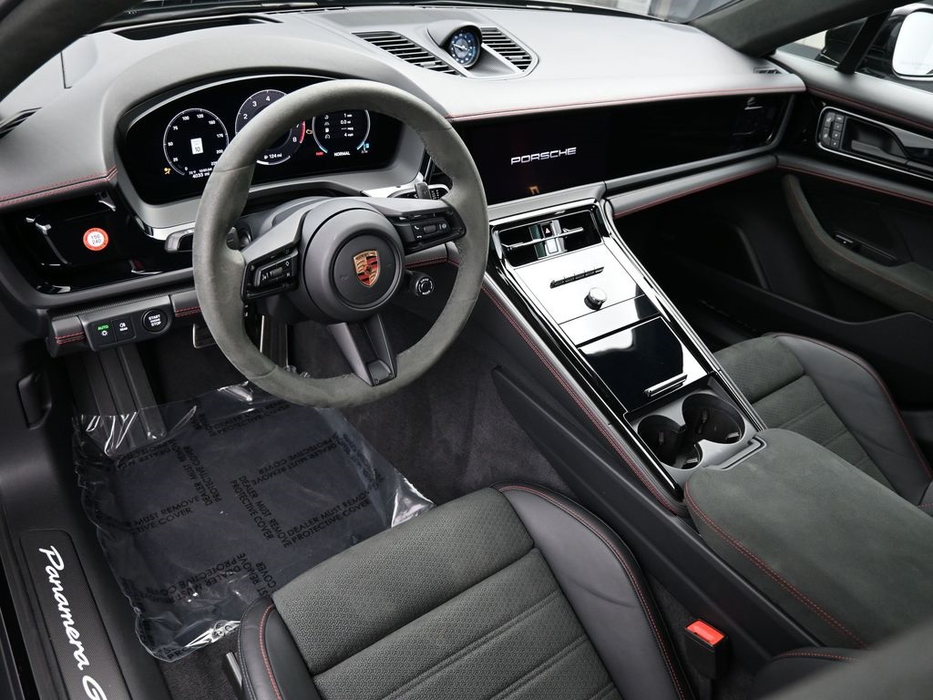 2025 Porsche Panamera GTS photo 3