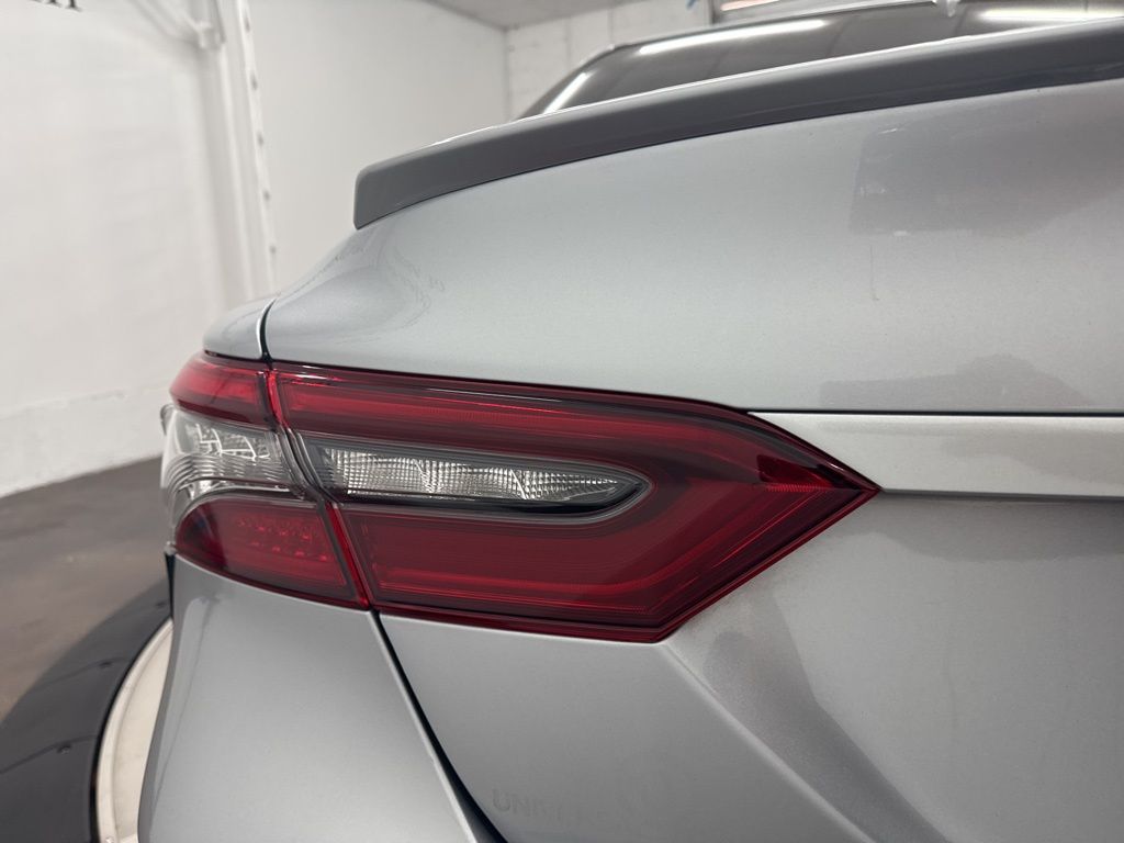 2022 Toyota Camry Hybrid XSE photo 6