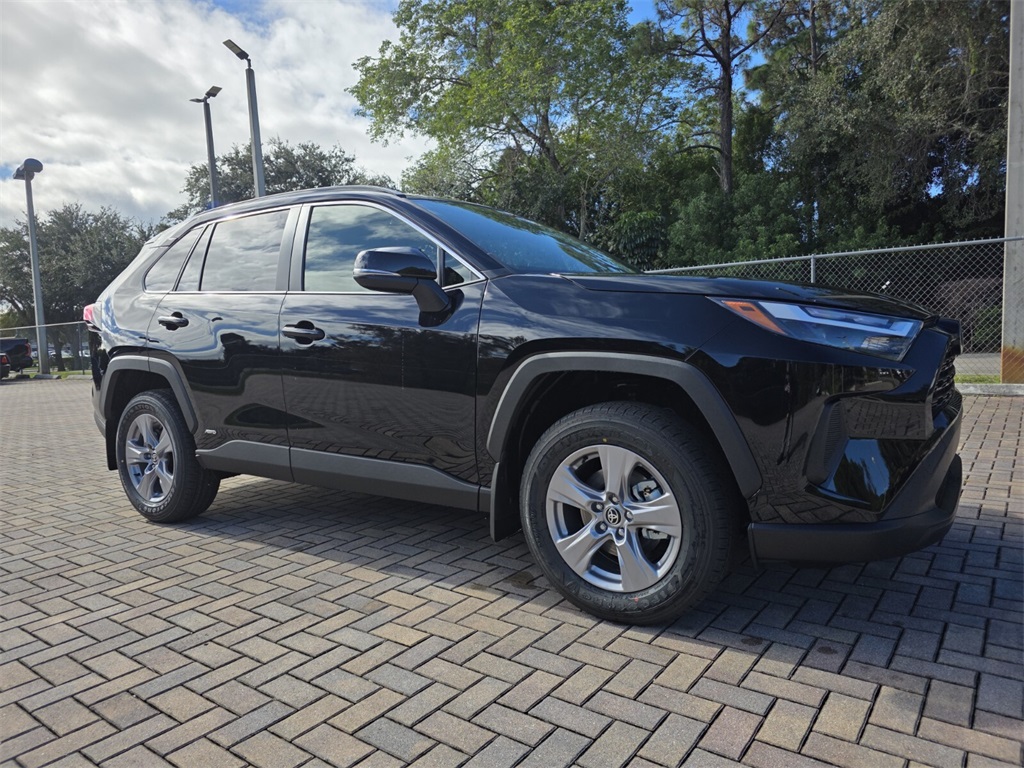2025 Toyota RAV4 XLE's photo