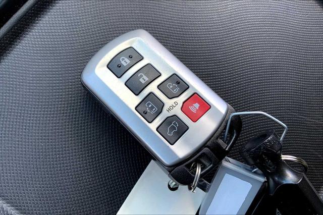 2020 Toyota Sienna XLE photo 12