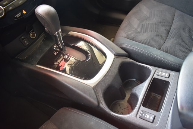 2016 Nissan Rogue SV photo 25