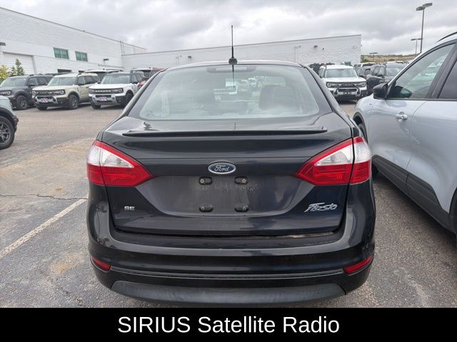 2015 Ford Fiesta SE photo 2