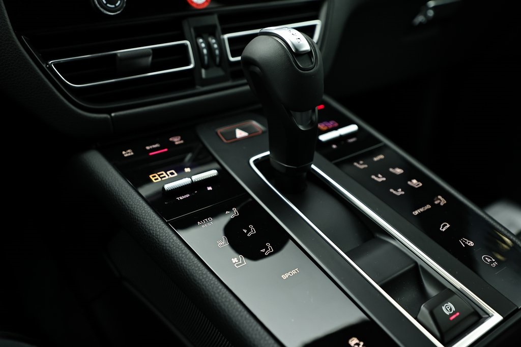 2025 Porsche Macan T photo 35