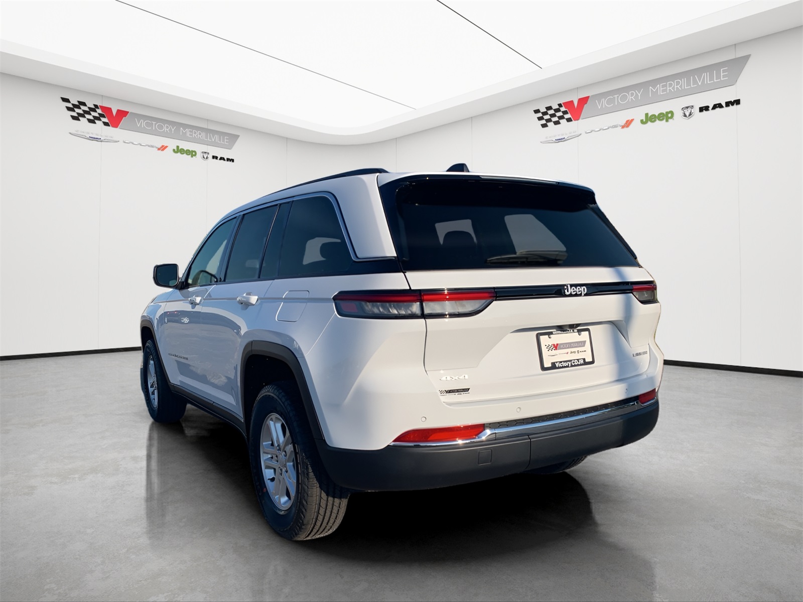 2025 Jeep Grand Cherokee Laredo photo 3