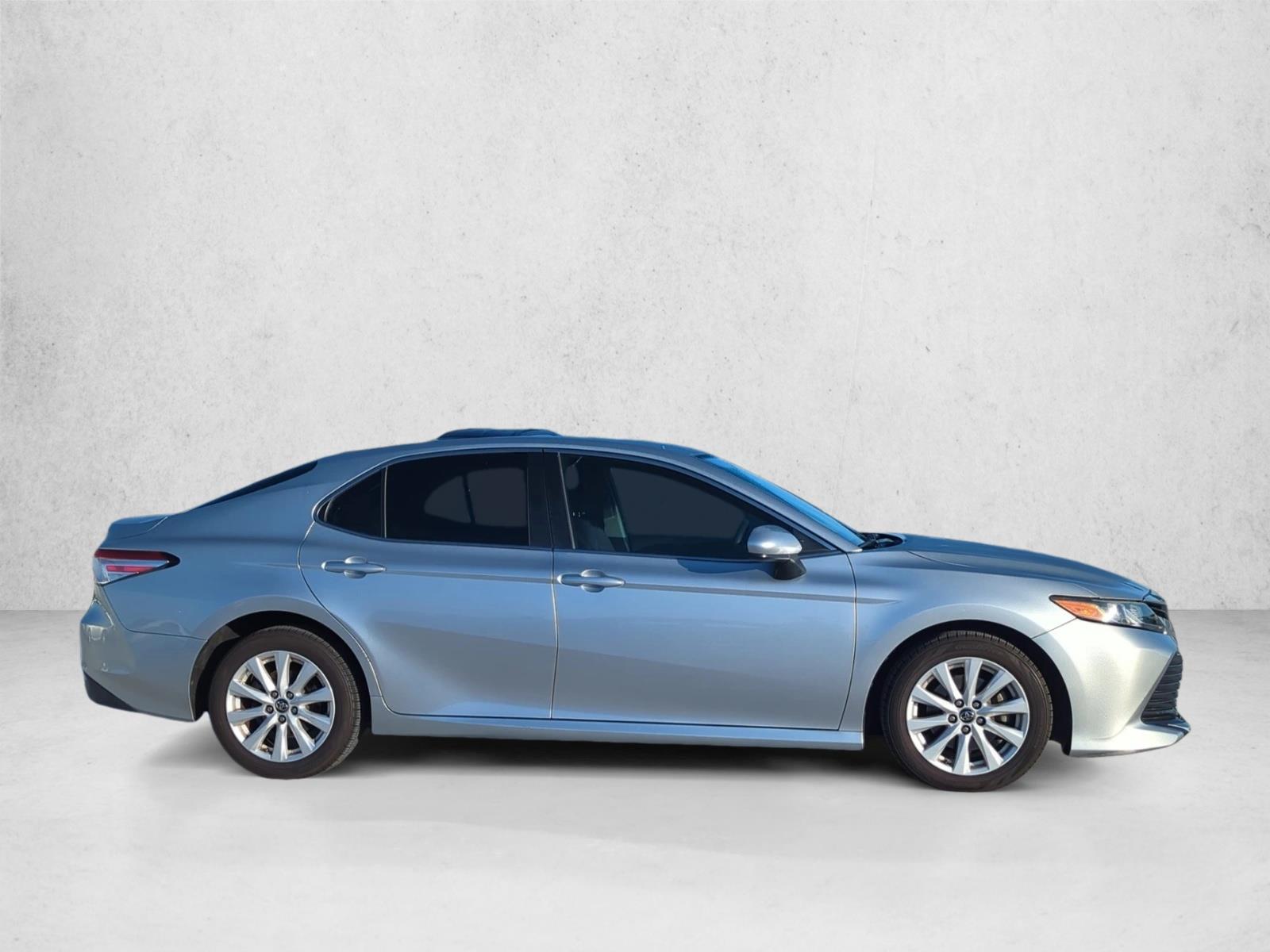 2018 Toyota Camry LE SE photo 4