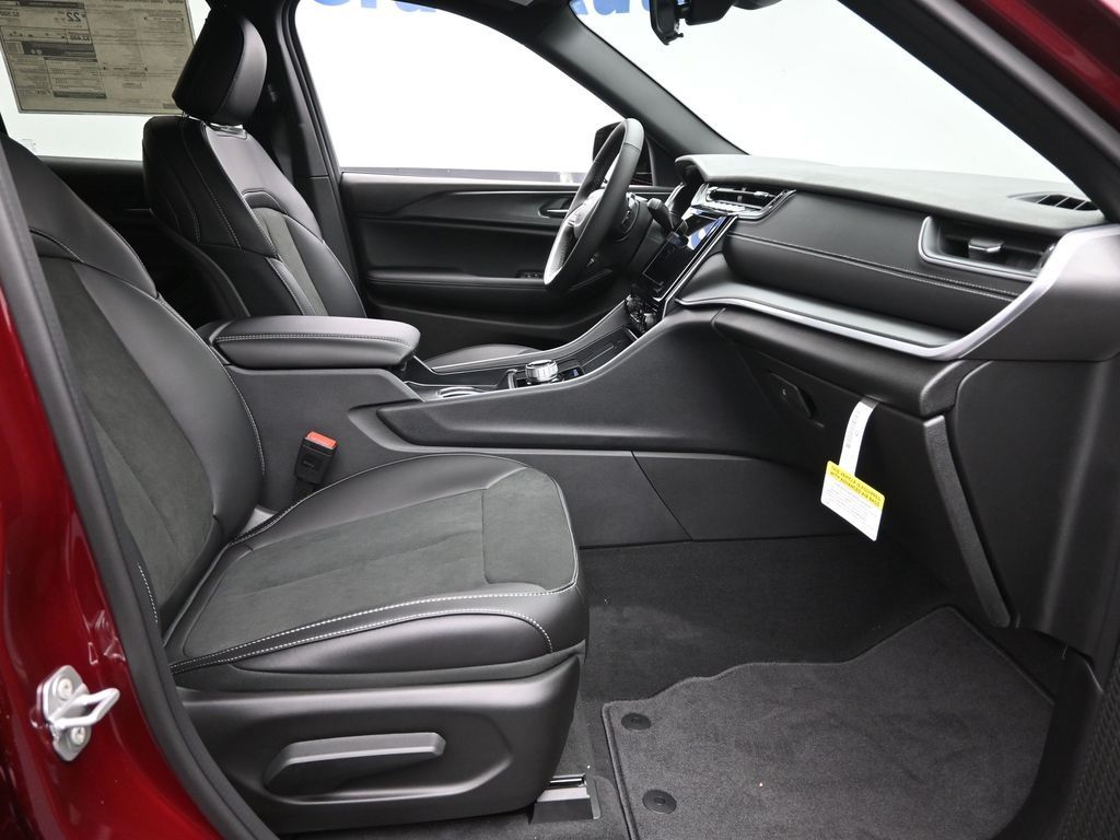 2025 Jeep Grand Cherokee Altitude photo 5