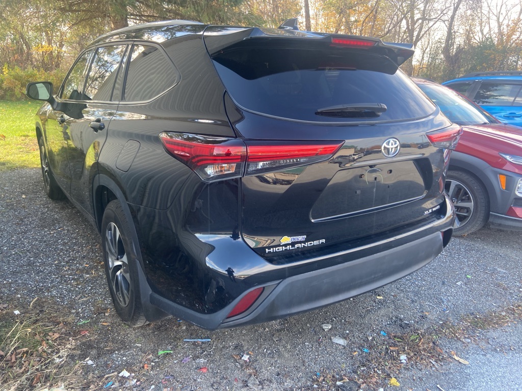 2022 Toyota Highlander XLE photo 2