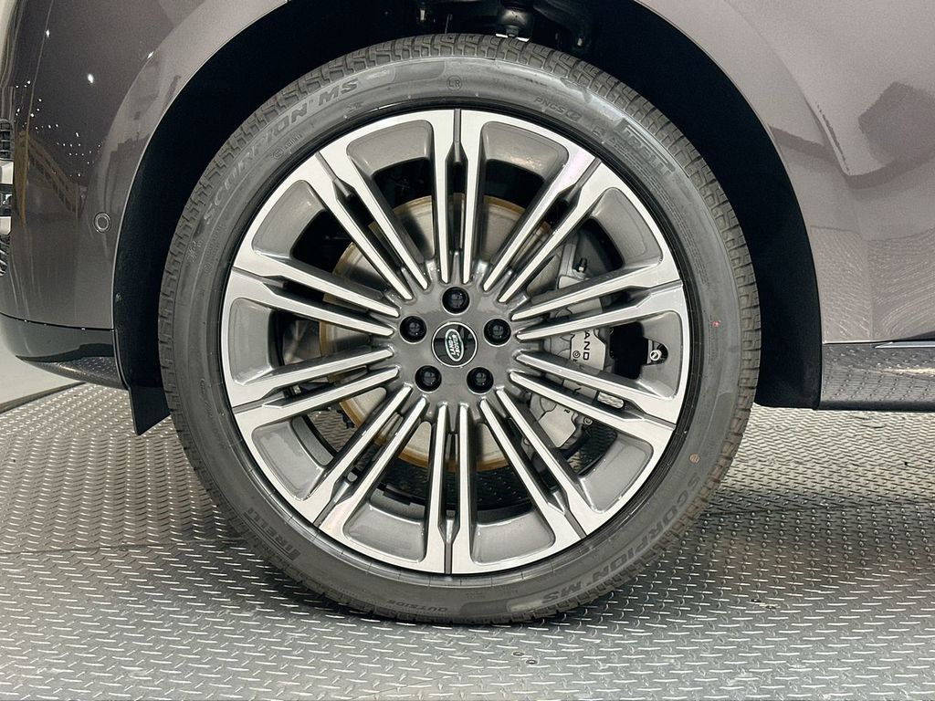 2025 Land Rover Range Rover SE photo 4