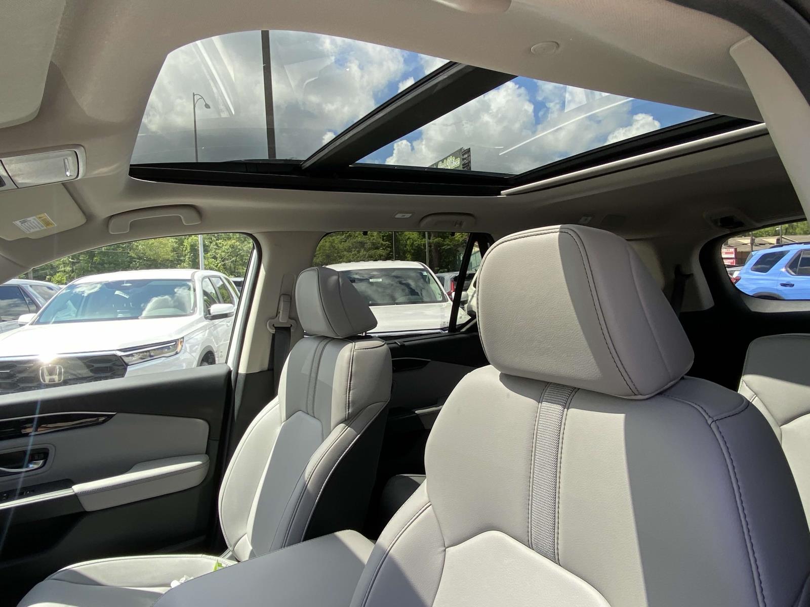 2025 Honda Pilot Touring photo 3