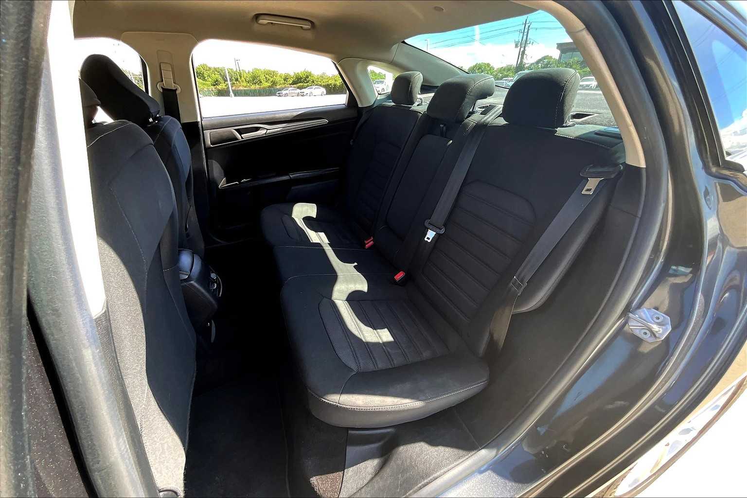 2020 Ford Fusion Hybrid SE photo 18