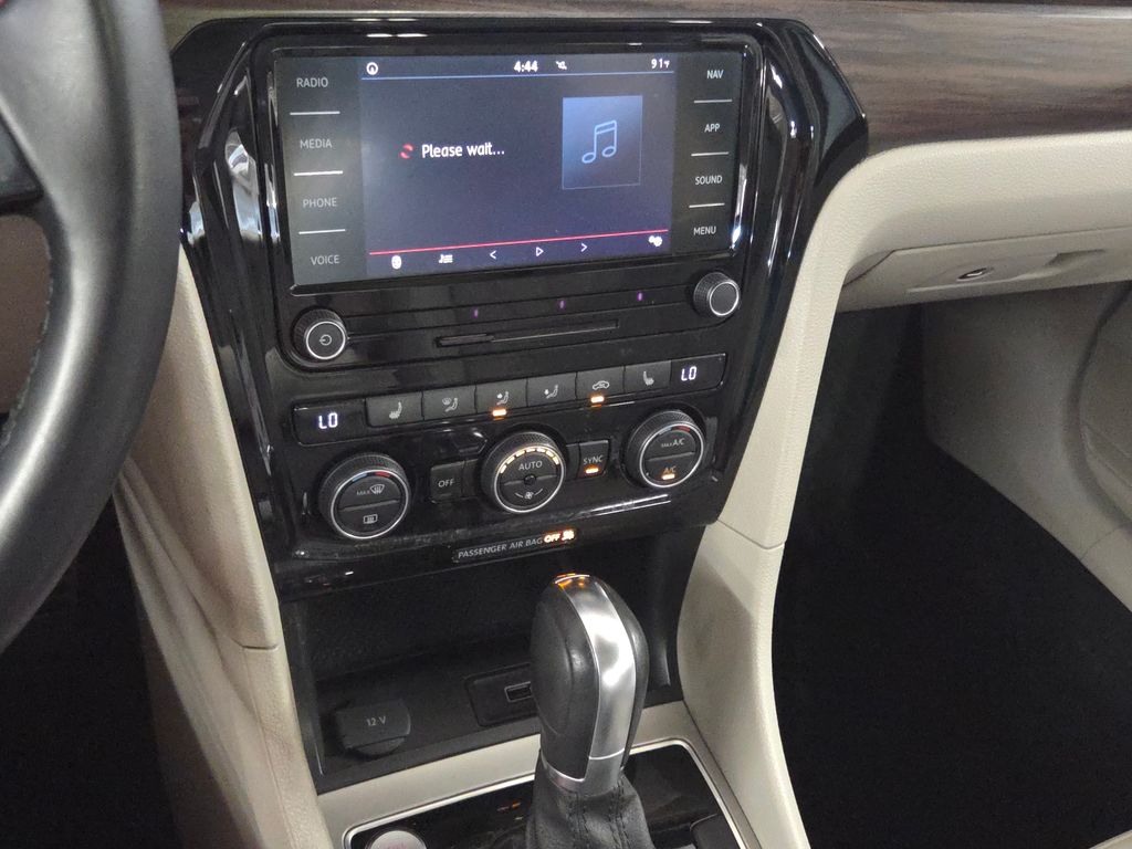2020 Volkswagen Passat 2.0T SEL photo 19