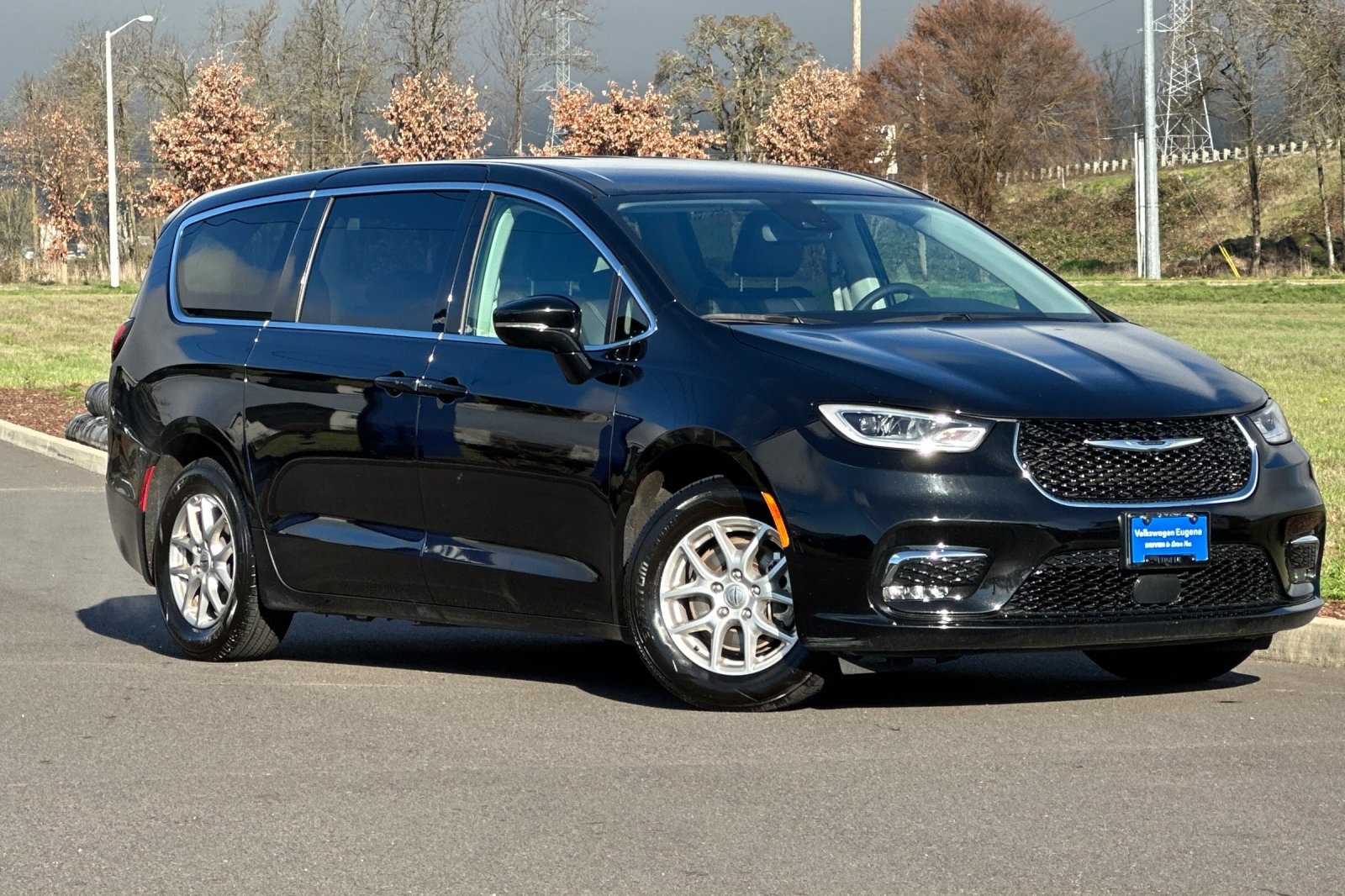 2024 Chrysler Pacifica Touring L's photo