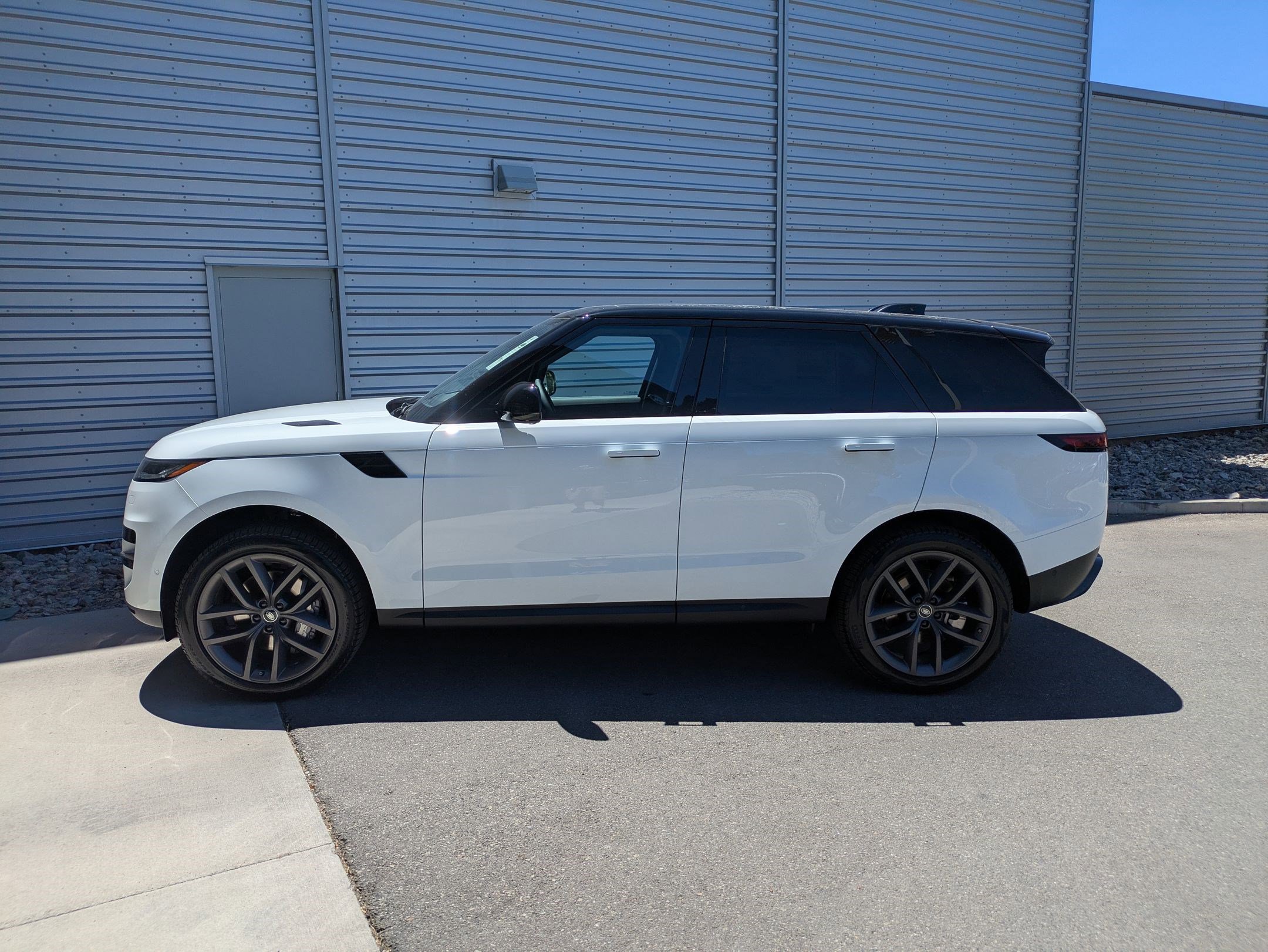 2025 Land Rover Range Rover Sport SE photo 2