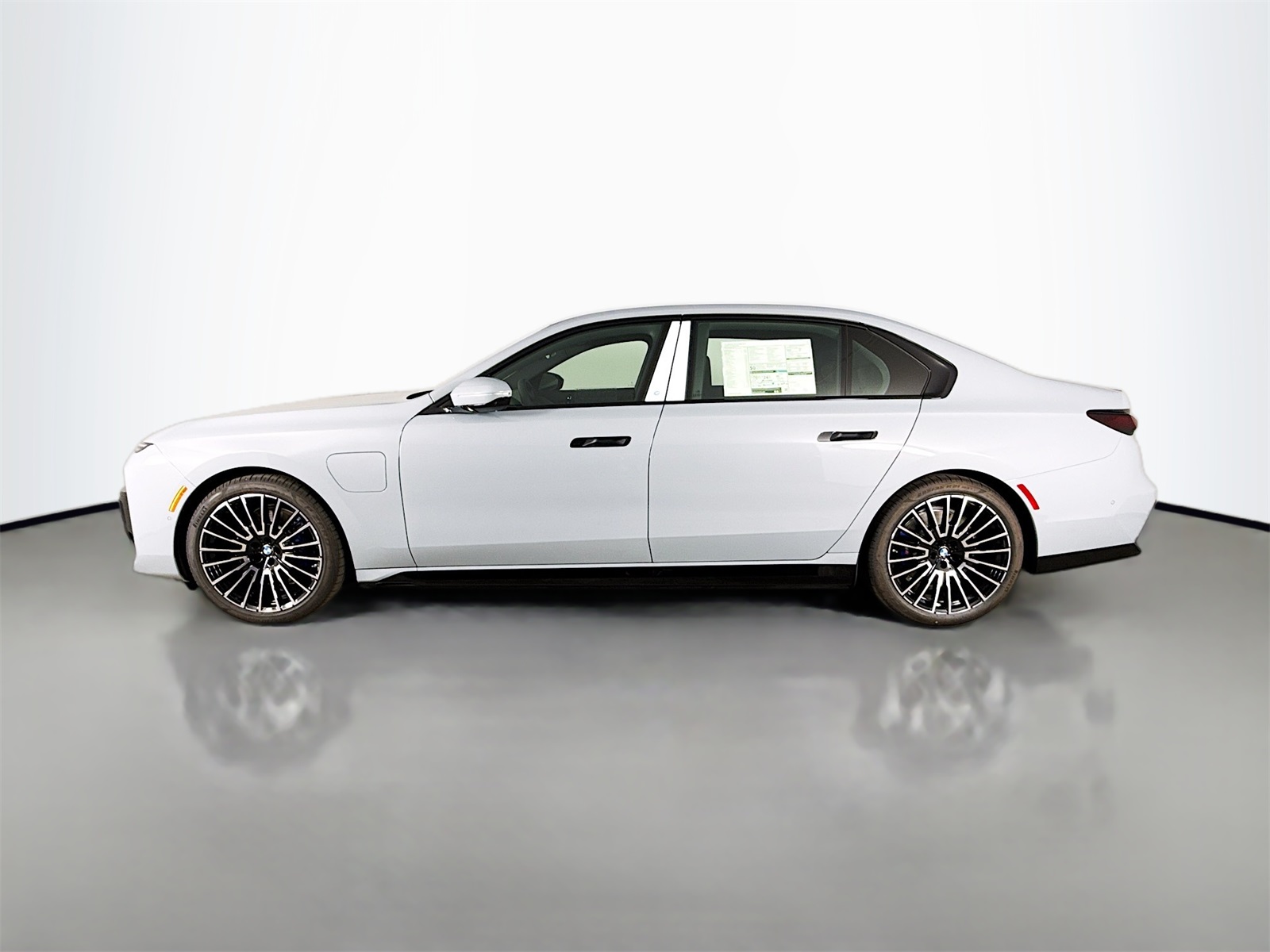 2026 Bmw 750e photo 3
