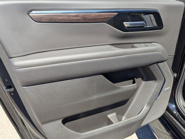 2025 Chevrolet Suburban Premier photo 21