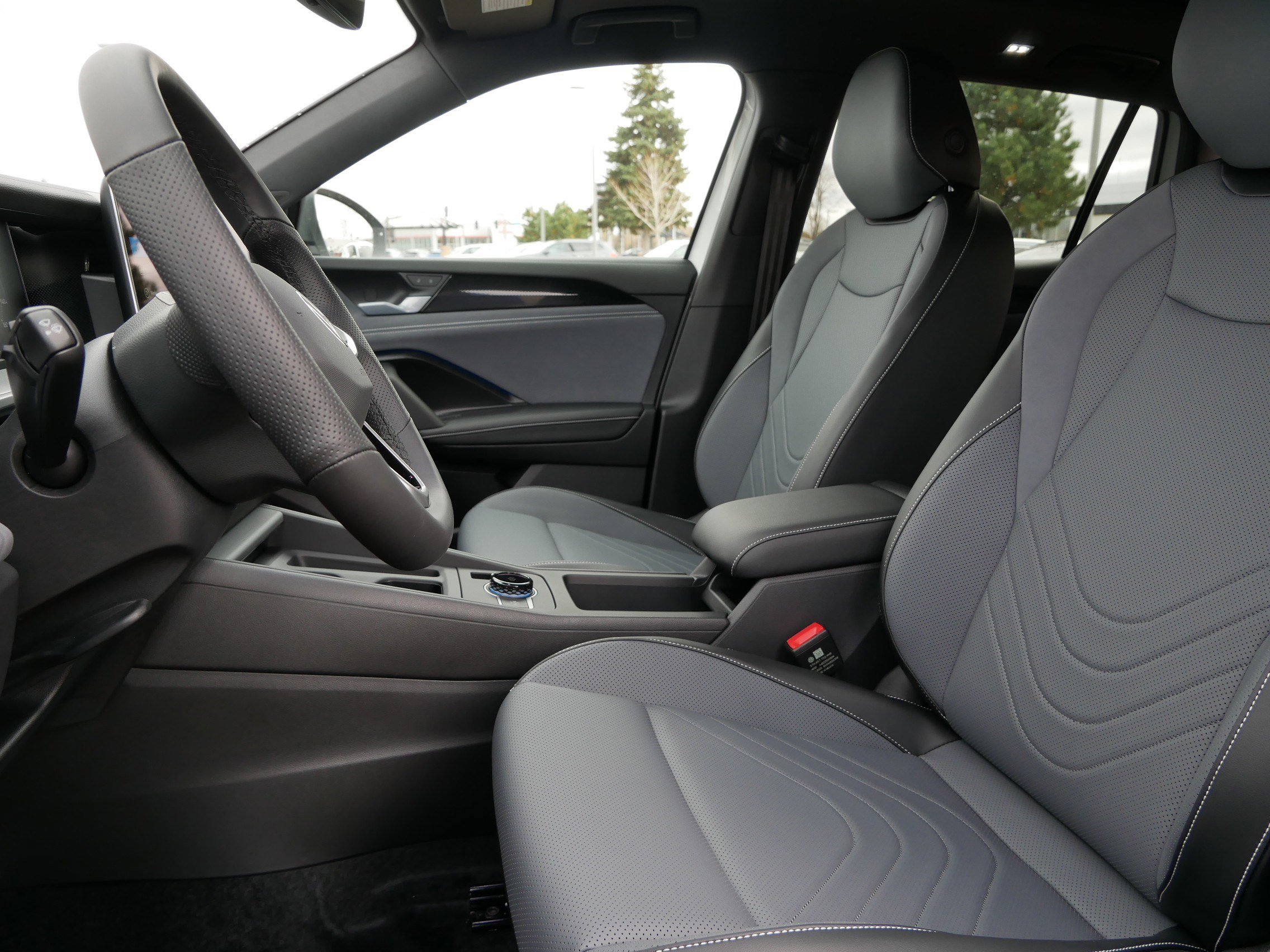 2026 Volkswagen Tiguan SE R-Line Black photo 2