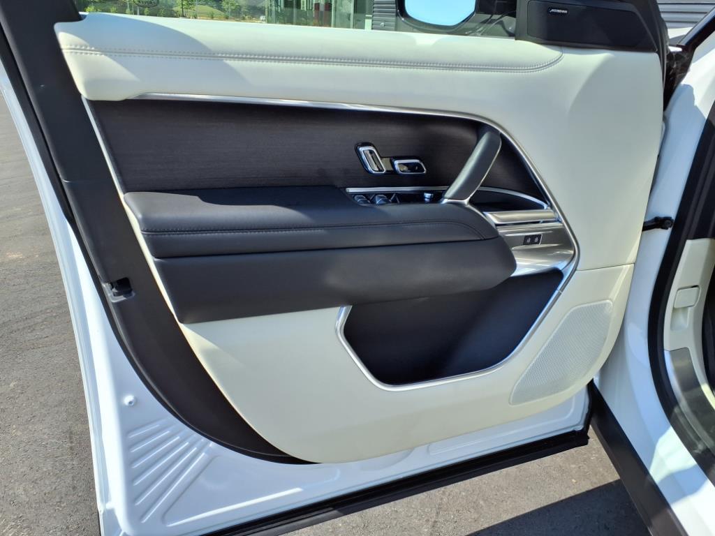2024 Land Rover Range Rover SE photo 7