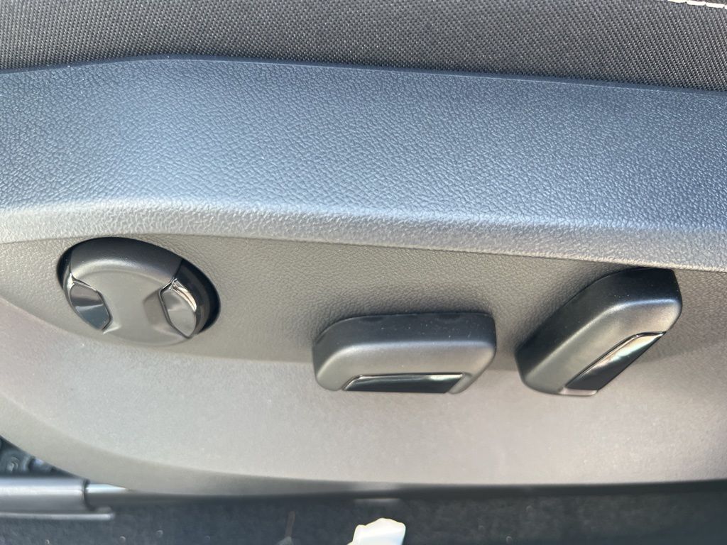 2025 Volkswagen Taos SE photo 18