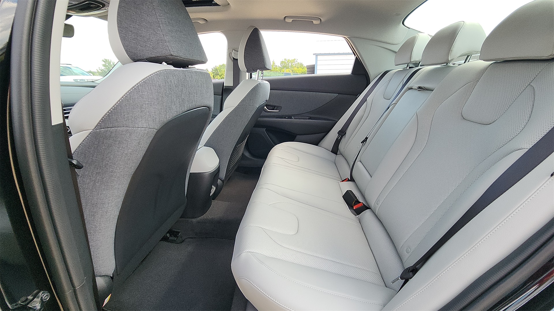 2025 Hyundai Elantra Limited photo 18