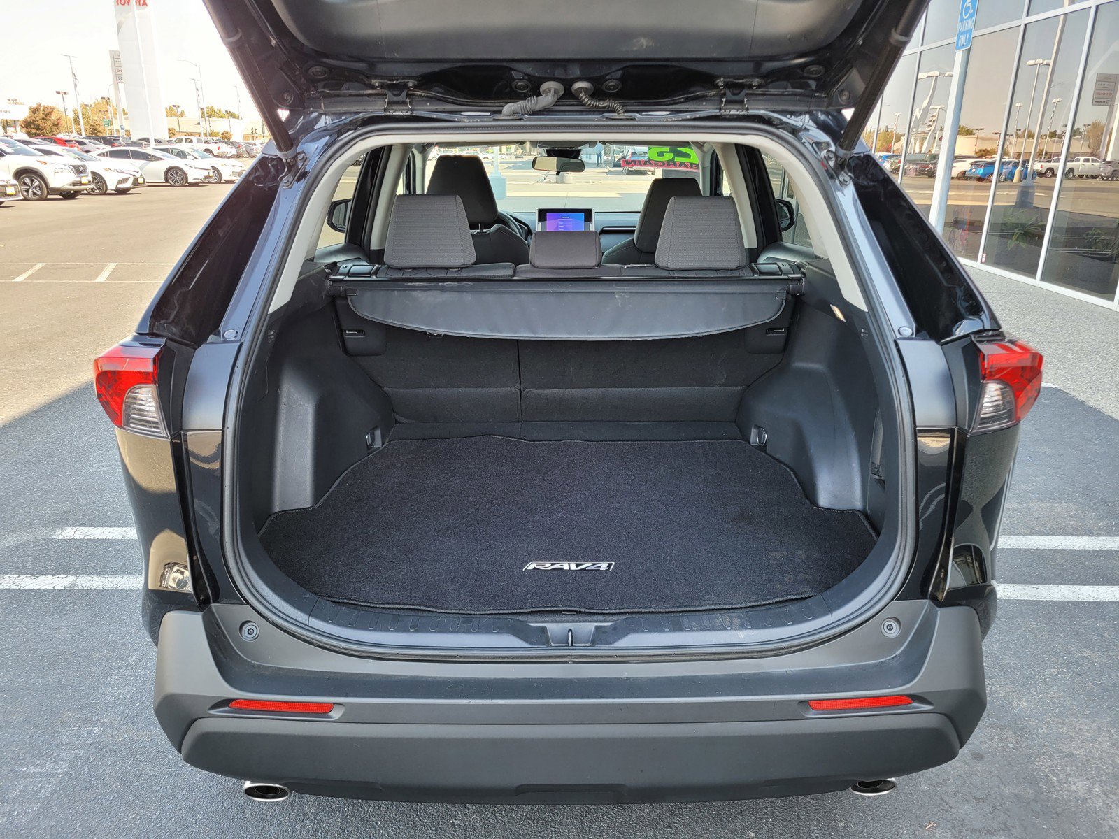2023 Toyota RAV4 Hybrid XLE photo 8