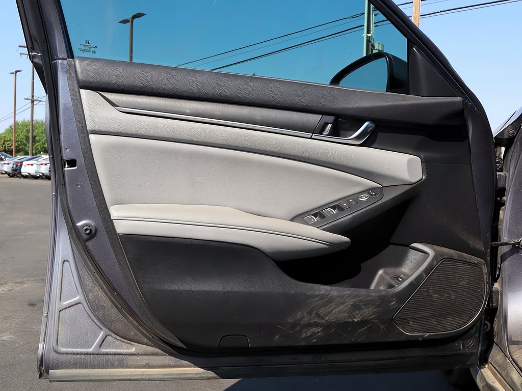 2019 Honda Accord LX 1.5T photo 10