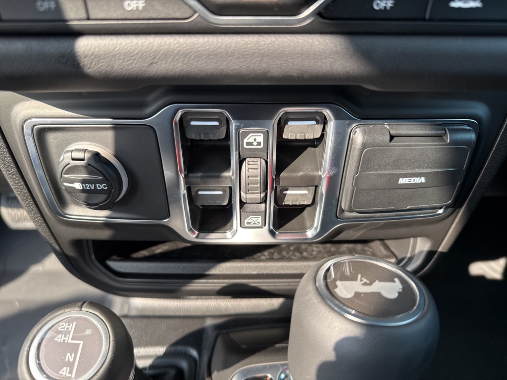 2025 Jeep Wrangler Sahara photo 19