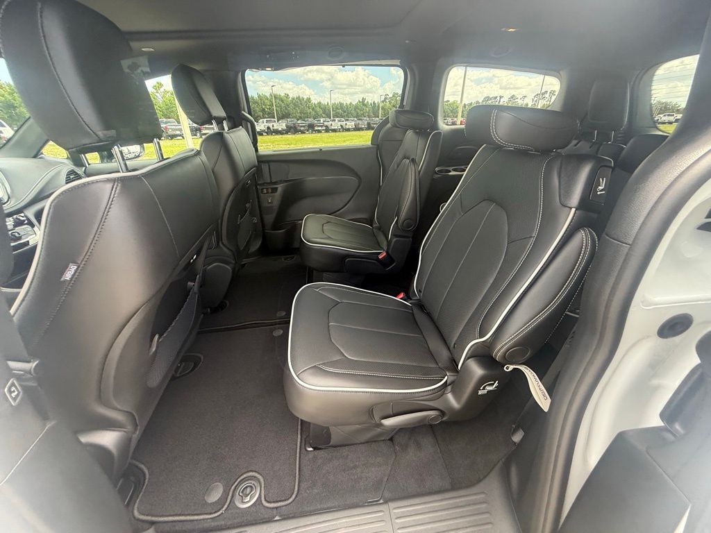 2026 Chrysler Pacifica Limited photo 20