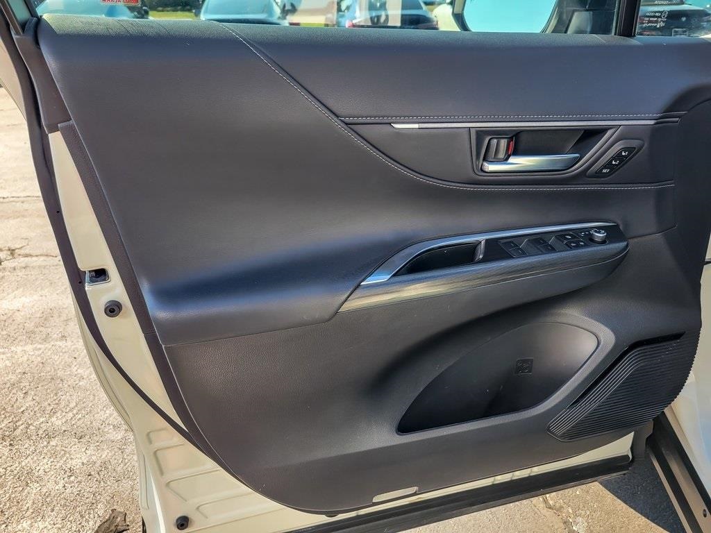 2021 Toyota Venza Limited photo 17