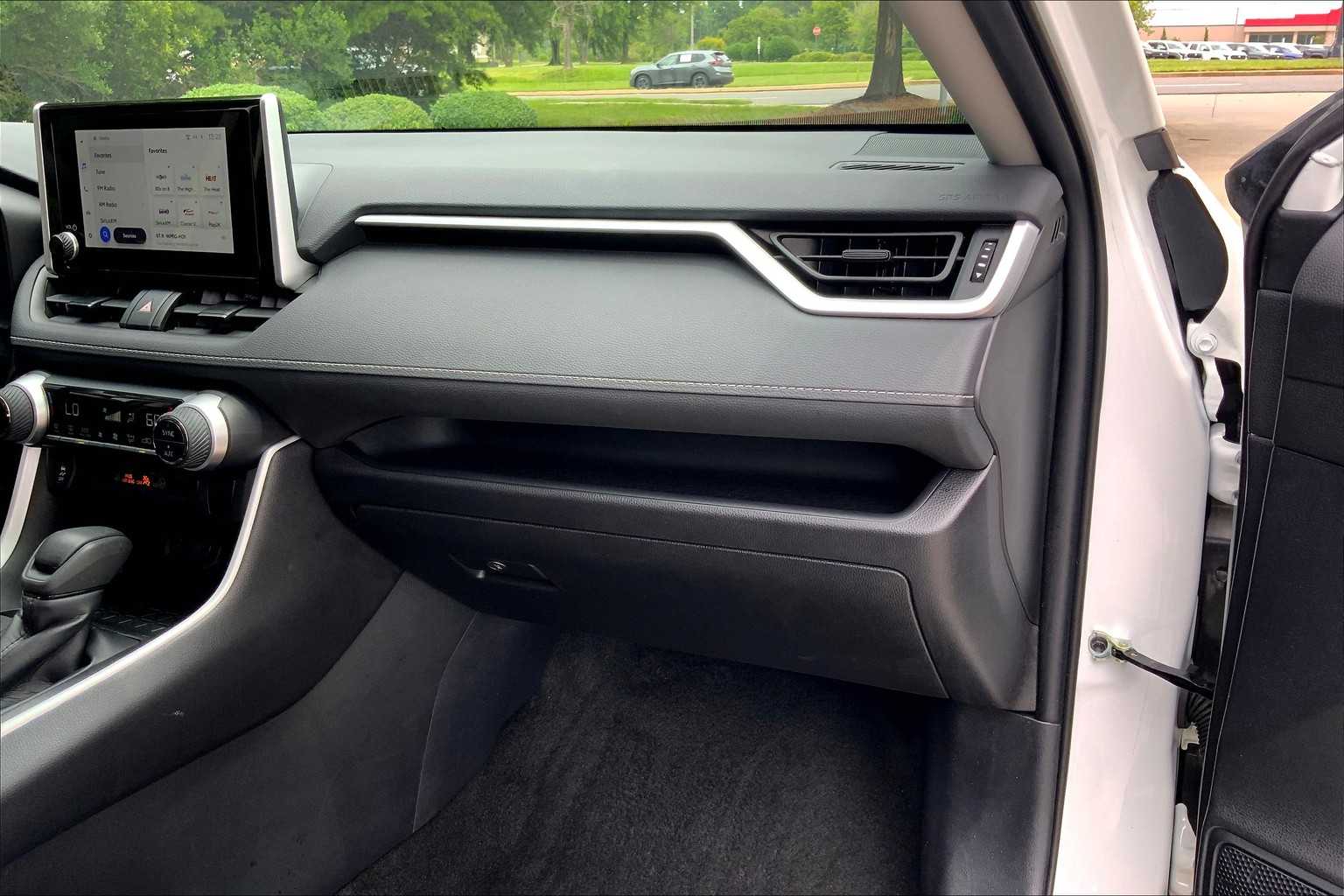 2024 Toyota RAV4 XLE photo 16