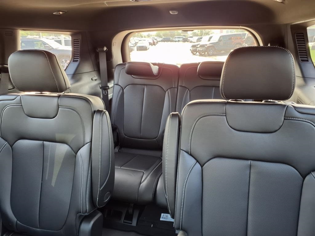 2025 Jeep Grand Cherokee Limited photo 10