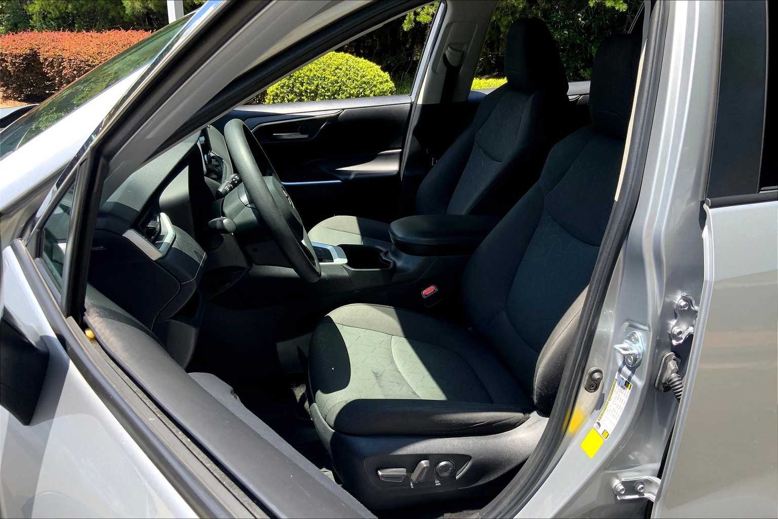 2023 Toyota RAV4 XLE photo 7