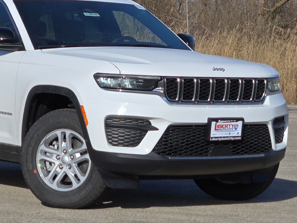 2025 Jeep Grand Cherokee Laredo photo 2