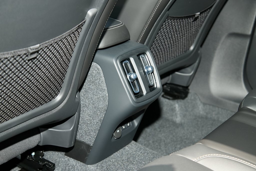 2026 VOLVO XC40 - Image 15