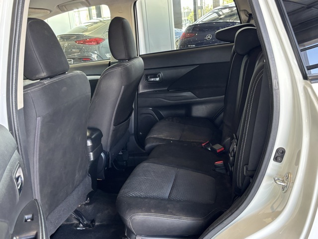 2017 Mitsubishi Outlander ES photo 19