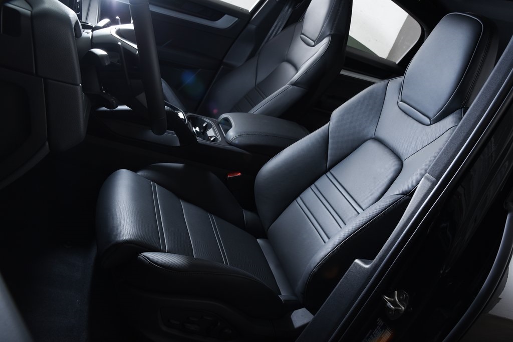 2025 Porsche Cayenne Coupe S photo 4