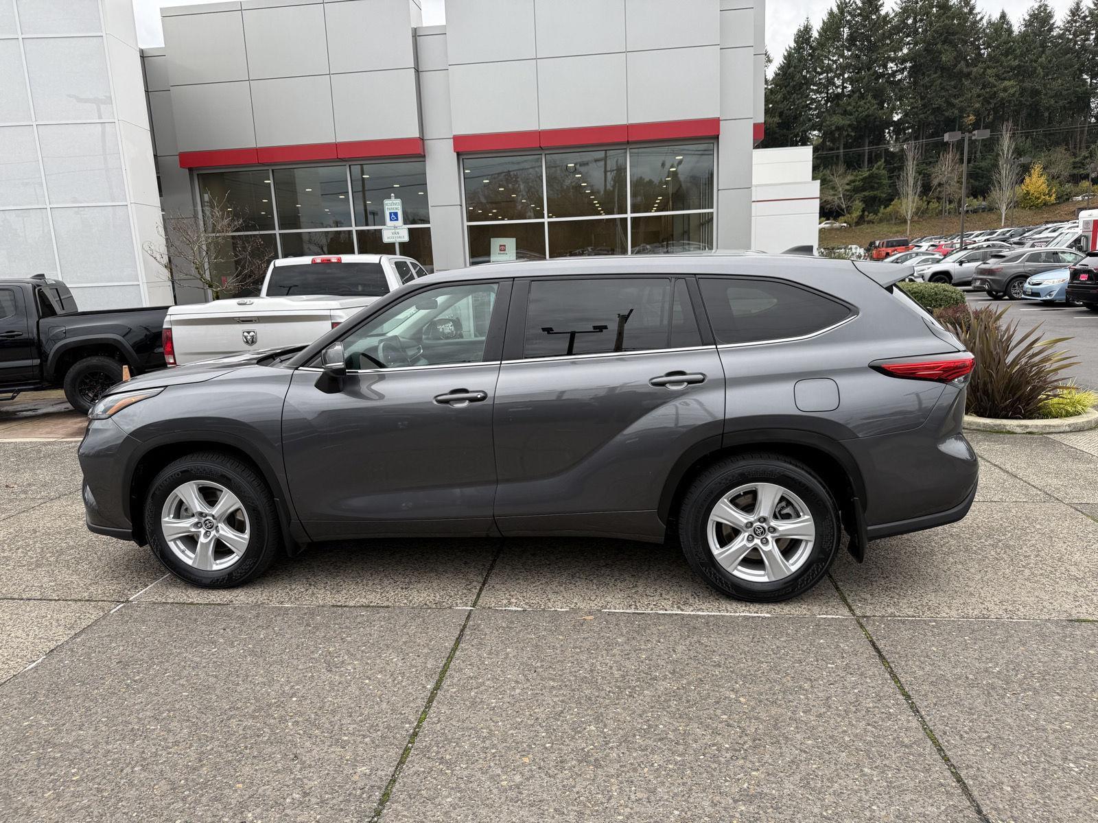 2023 Toyota Highlander LE photo 2