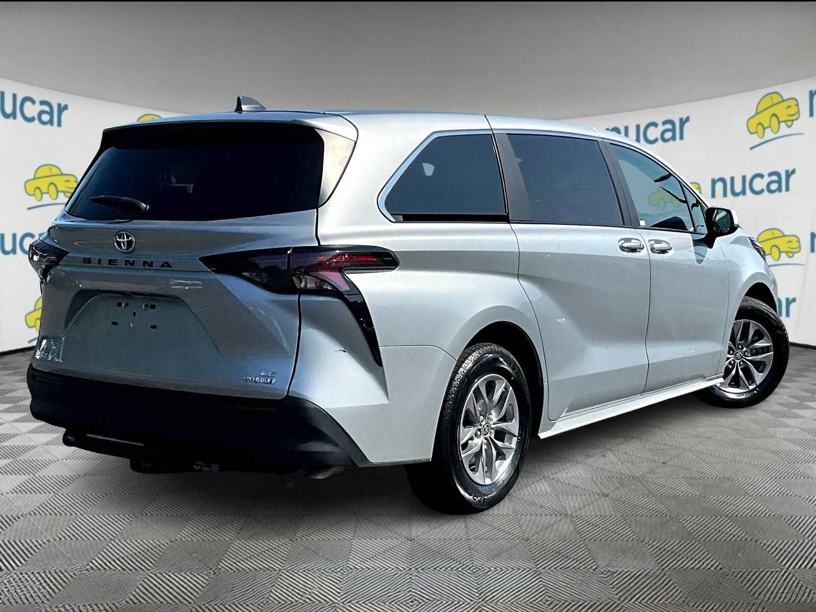 2023 Toyota Sienna LE photo 6