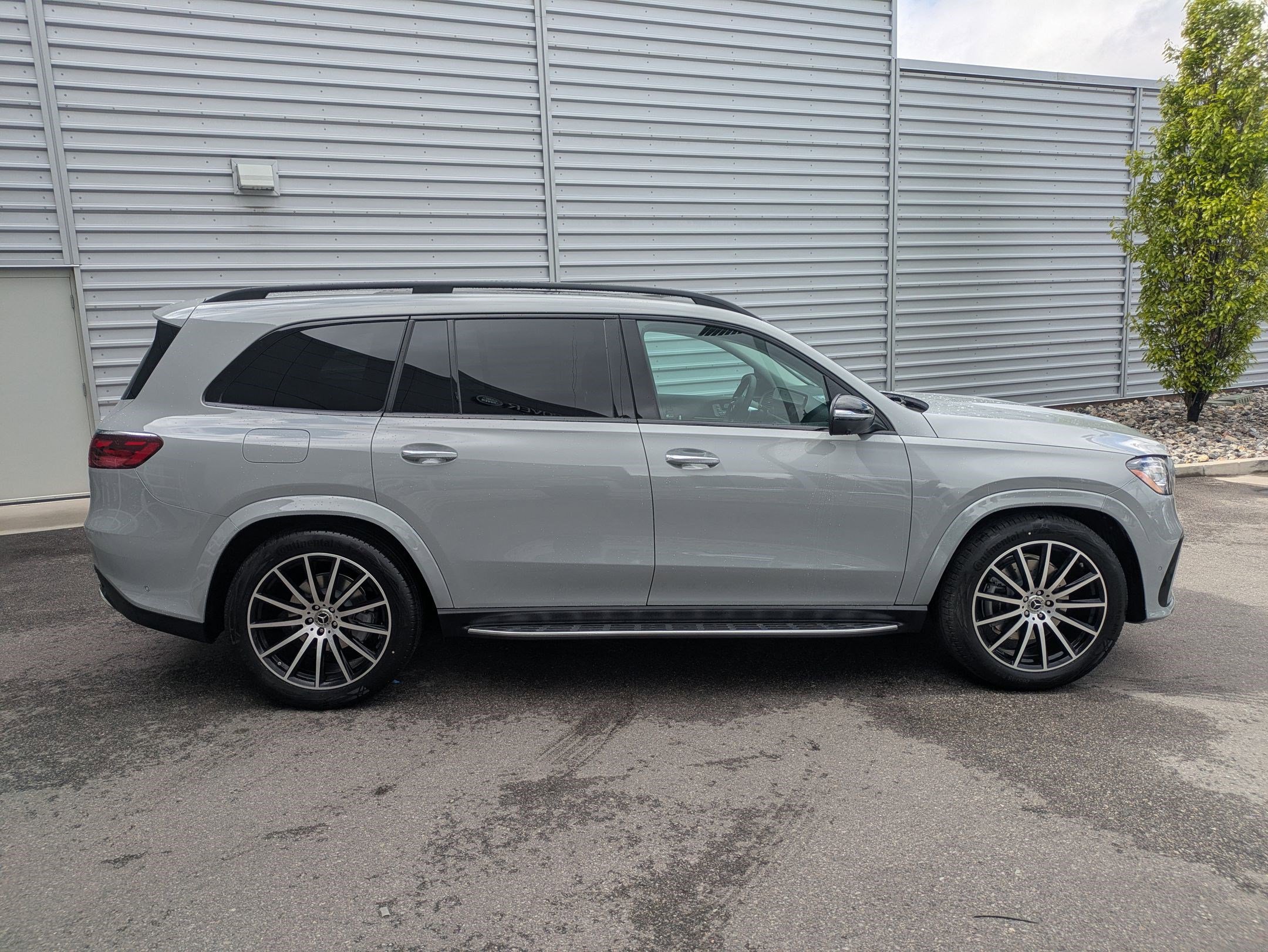 2025 Mercedes Benz GLS 580 4MATIC photo 2