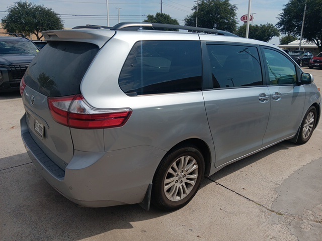 2017 Toyota Sienna Limited XLE Premium photo 4