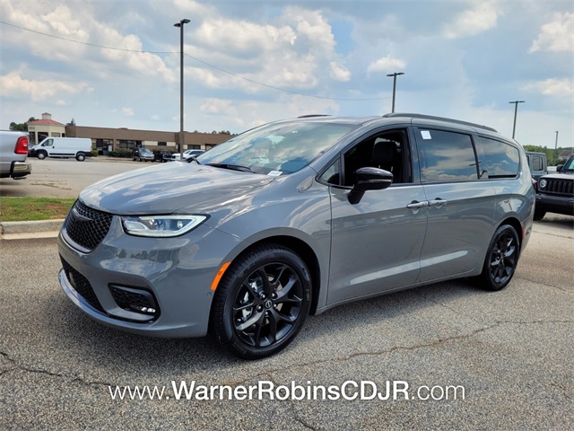 2025 Chrysler Pacifica Limited photo 3