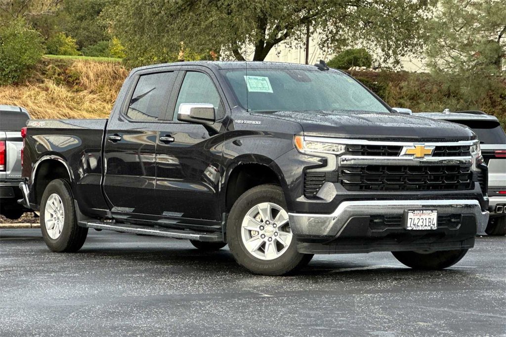 2024 Chevrolet Silverado 1500 LT photo 2