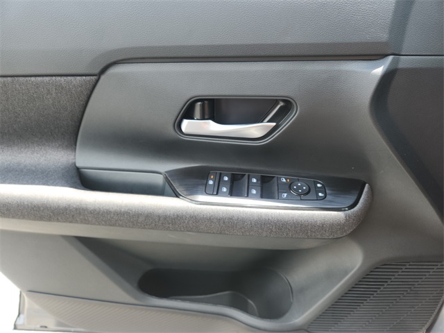 2025 Nissan Kicks SV photo 18